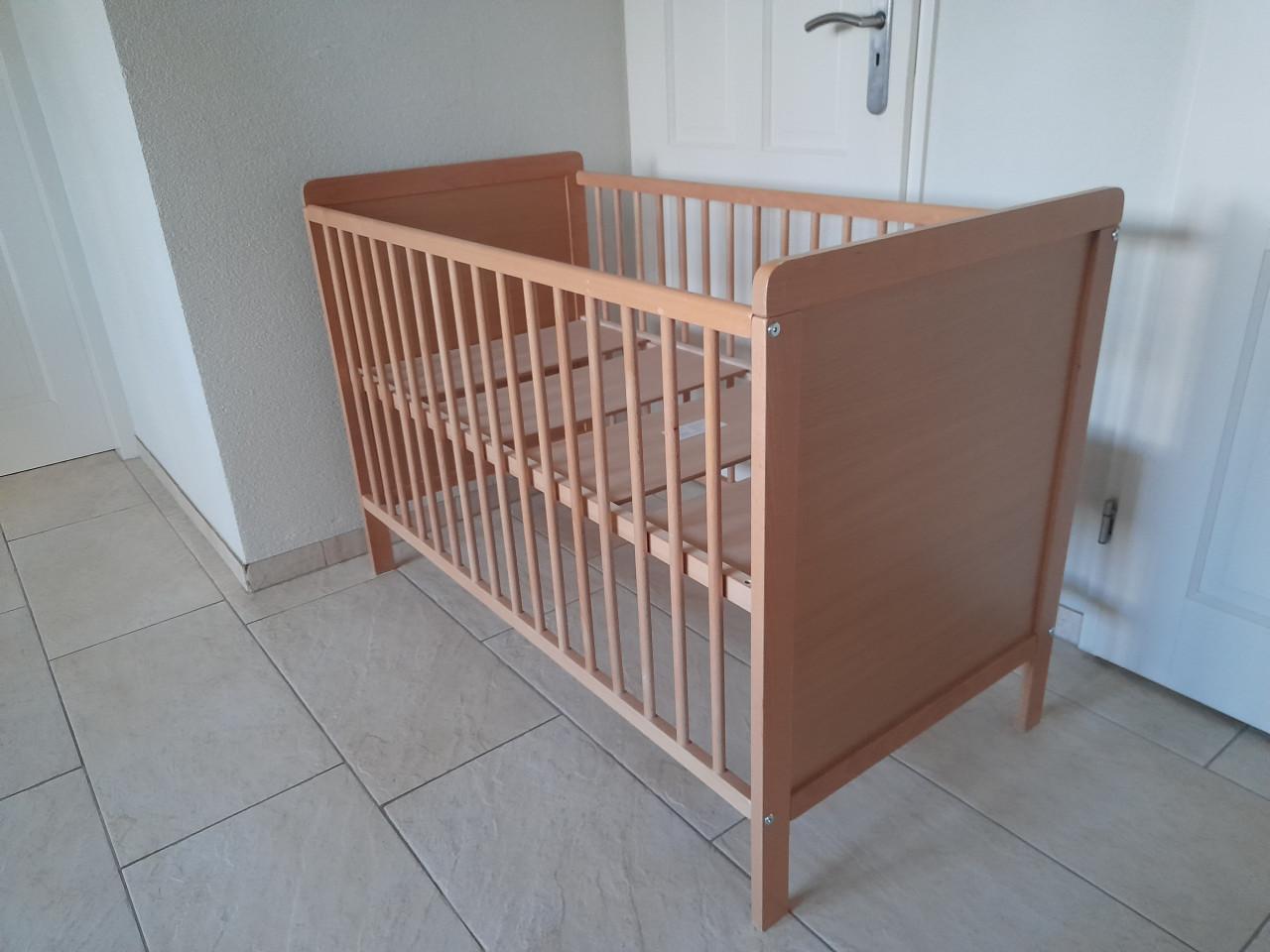 Houten ledikantje (in goede nette staat )