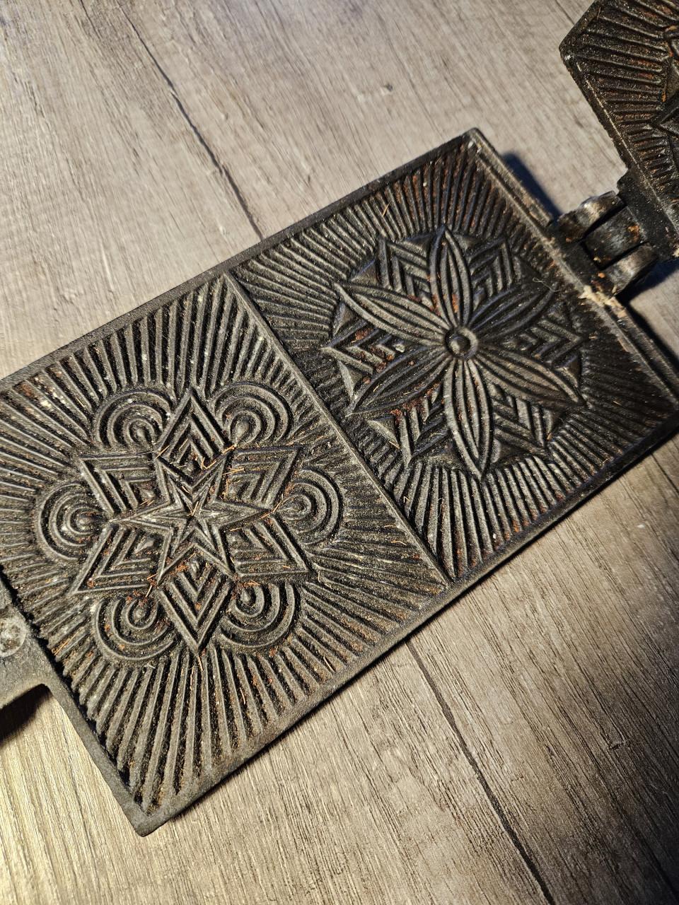 Prachtig antiek wafelijzer voor hosties met mooie bibeltext