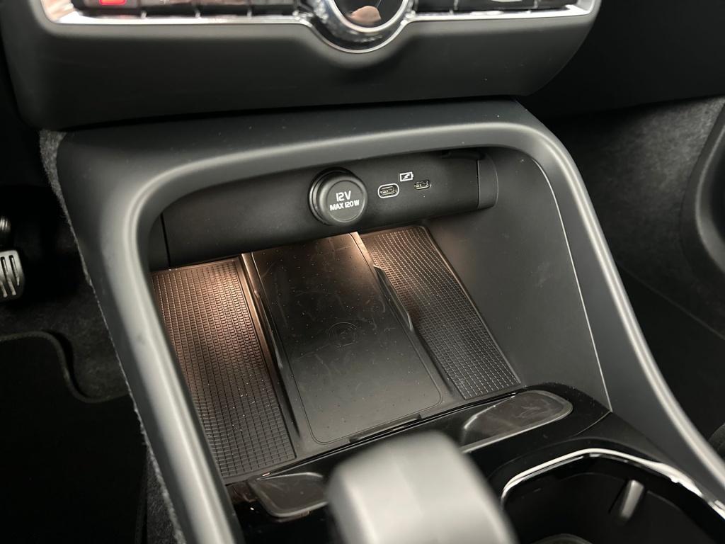 Volvo XC40 b4 197pk plus dark| pano| trekhaak| camera| elek.stoelen