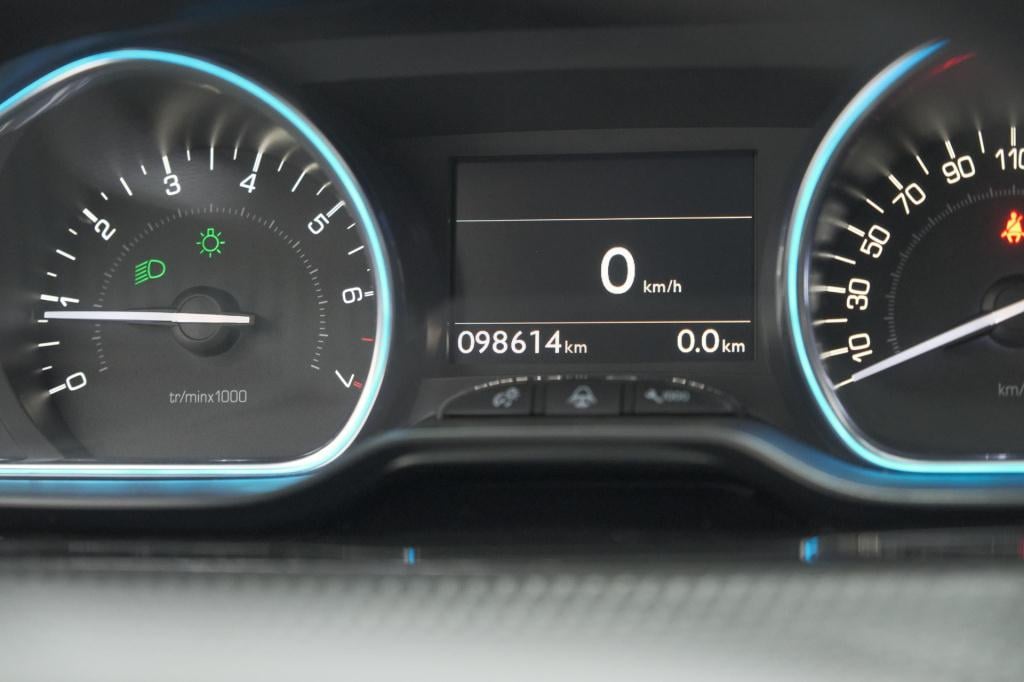 Peugeot 2008 puretech 110 allure | panoramadak | apple carplay | navigatie 