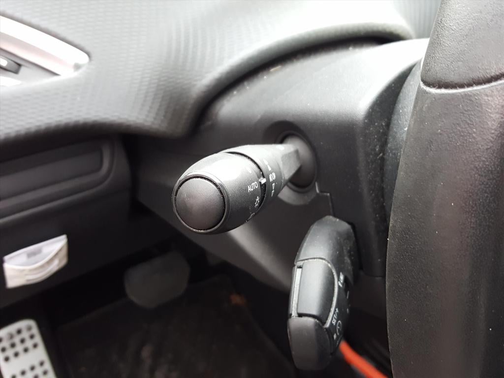 Peugeot 2008 1.2 puretech 110pk signature automaat eat6 navigatie | trekhaa