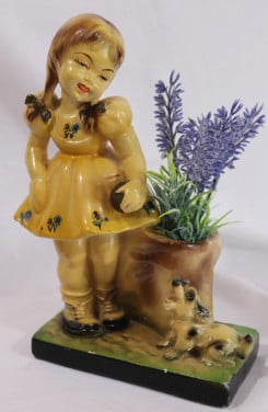 Antiek Beeldje Meisje met handje en bloemen