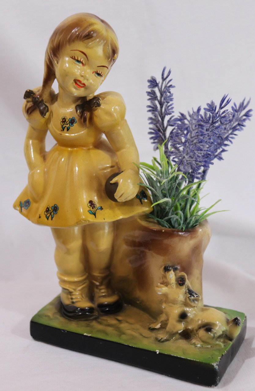 Antiek Beeldje Meisje met handje en bloemen