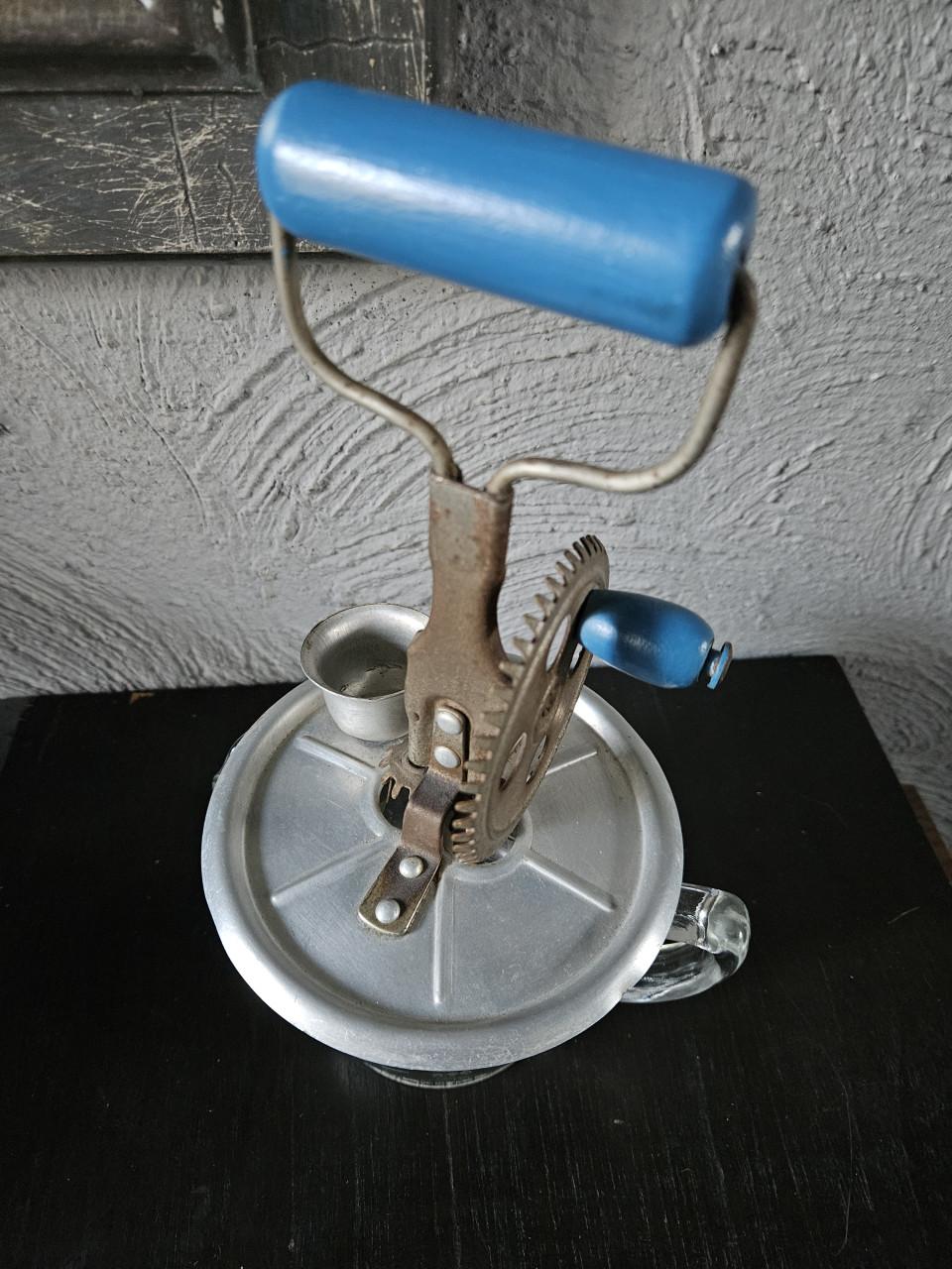 Jaren 50 mooie complete handmixer met glazen maatbeker