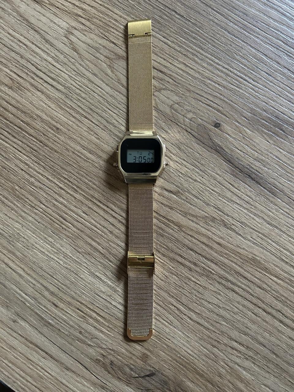 Goudkleurig Horloge met Zwart - Nieuw