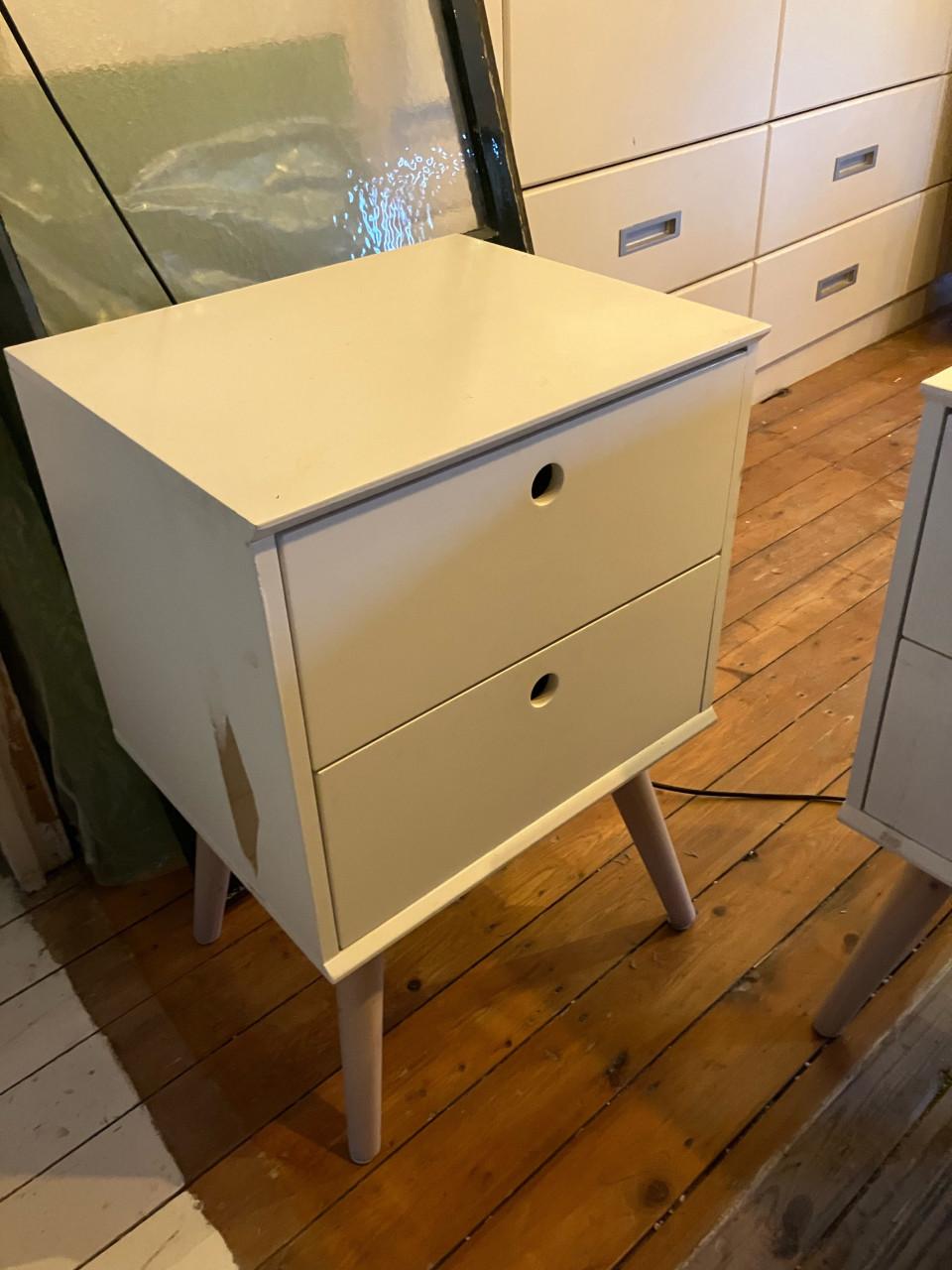 2 nachtkastjes gratis