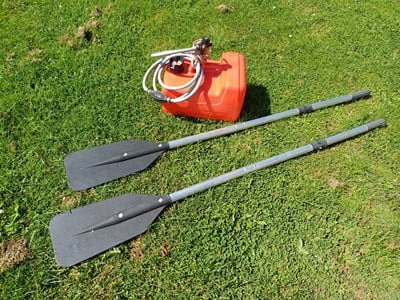Bootje met motor en trailer