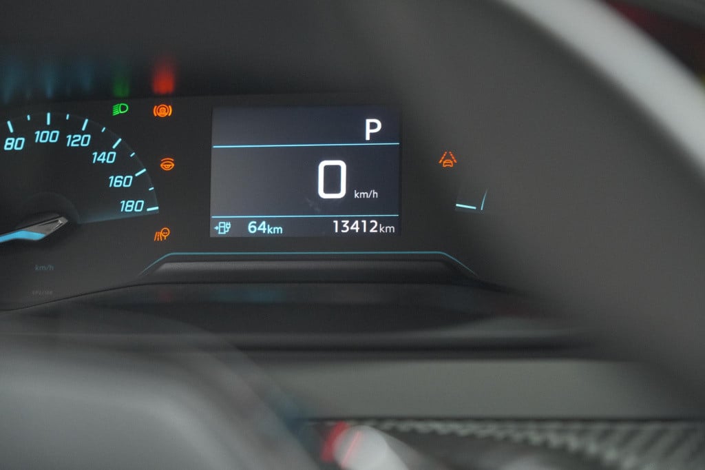 Peugeot E-2008 ev active 50 kwh | parkeersensoren | apple carplay | climate