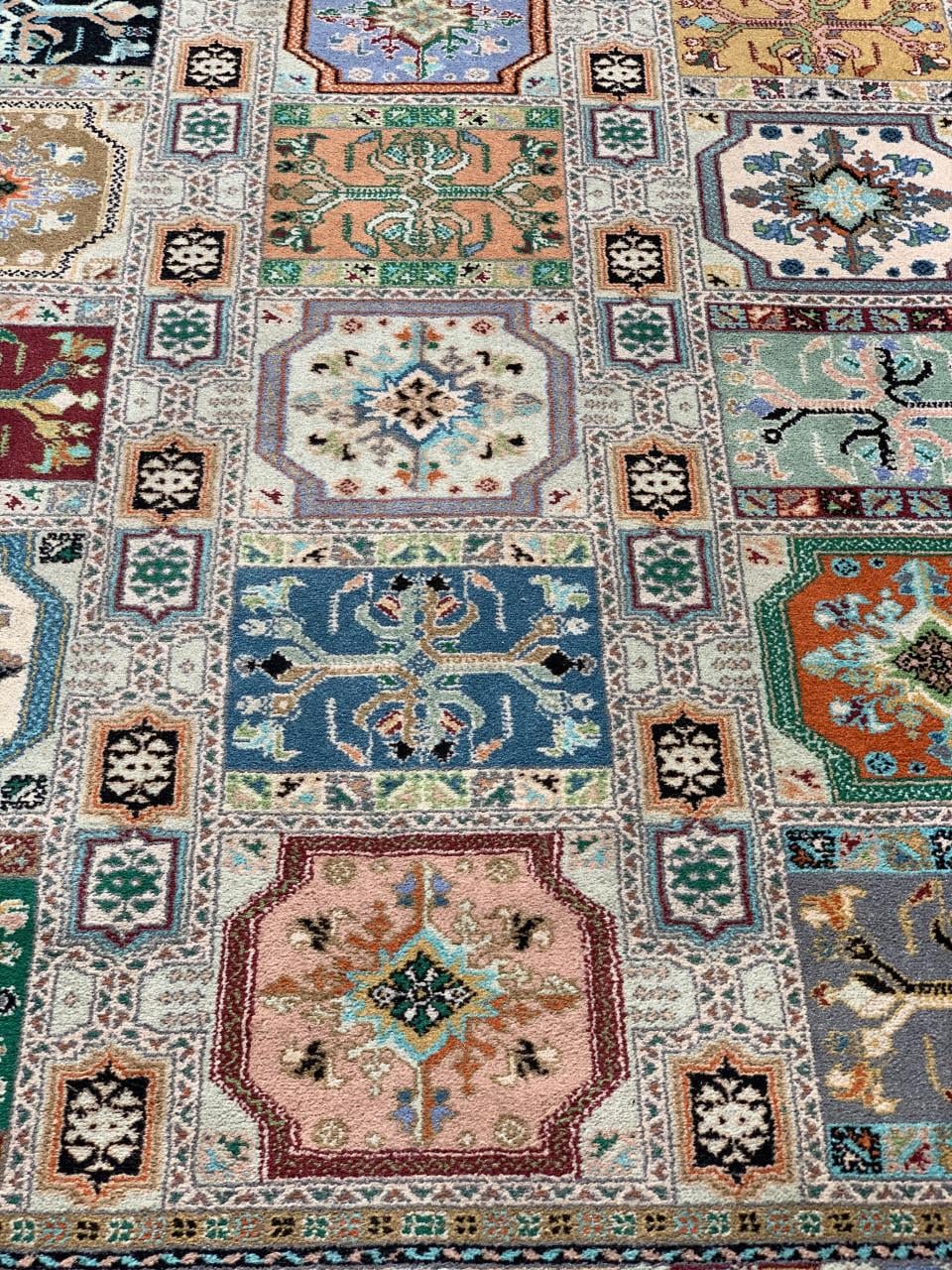 💐Onwijs Leuk Kleurrijk Handgeknoopt Vintage Vloerkleed uit Marokko💐