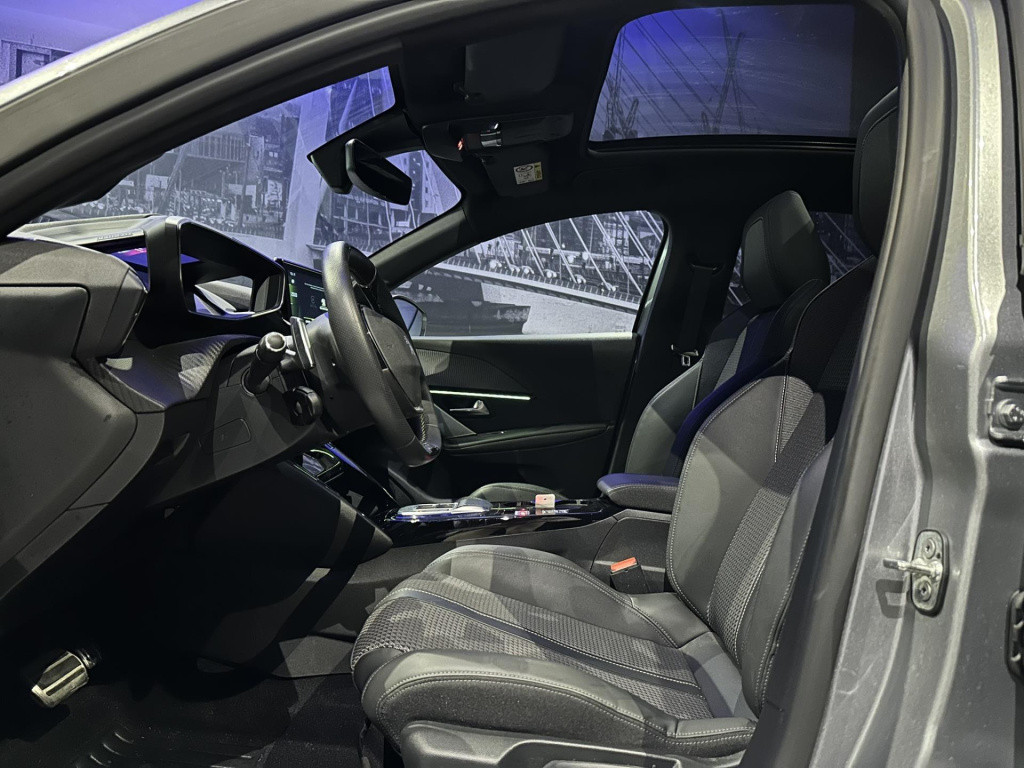 Peugeot 208 1.2 puretech gt *pano*camera*carplay*