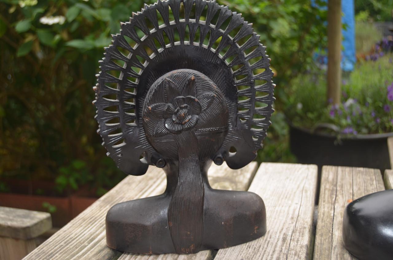 2 Balinese beelden 'hem en haar'.