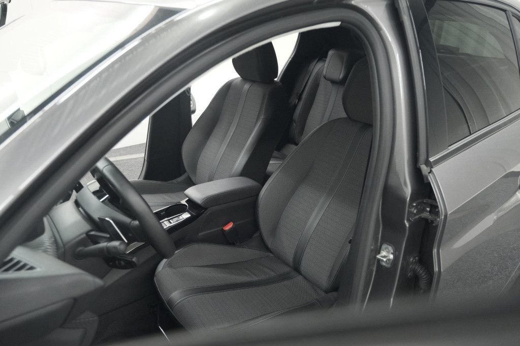 Peugeot 208 puretech 100 eat8 allure pack | camera | apple carplay | parkee