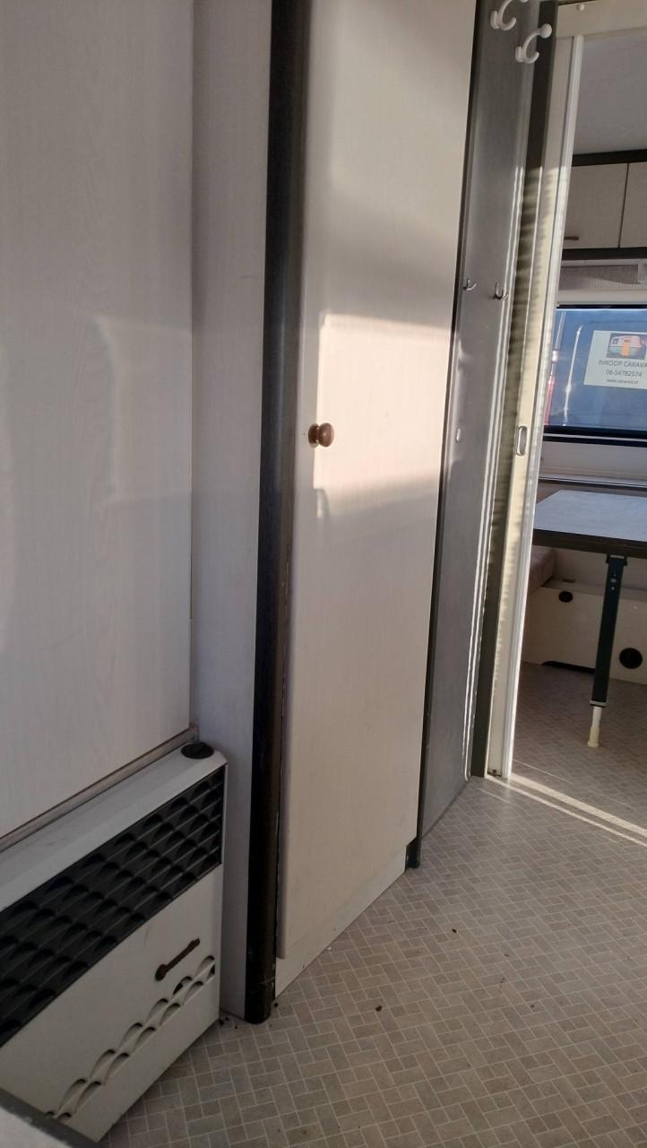 Hobby 460 met voortent en luifel