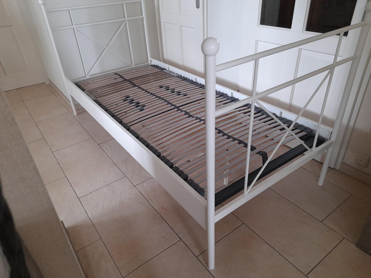 Wit metalen bed 90 x 210 ( in goede nette staat )