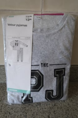 Velour pyama, maat 170/176, kleur grijs met zwarte hartjes op de broek.