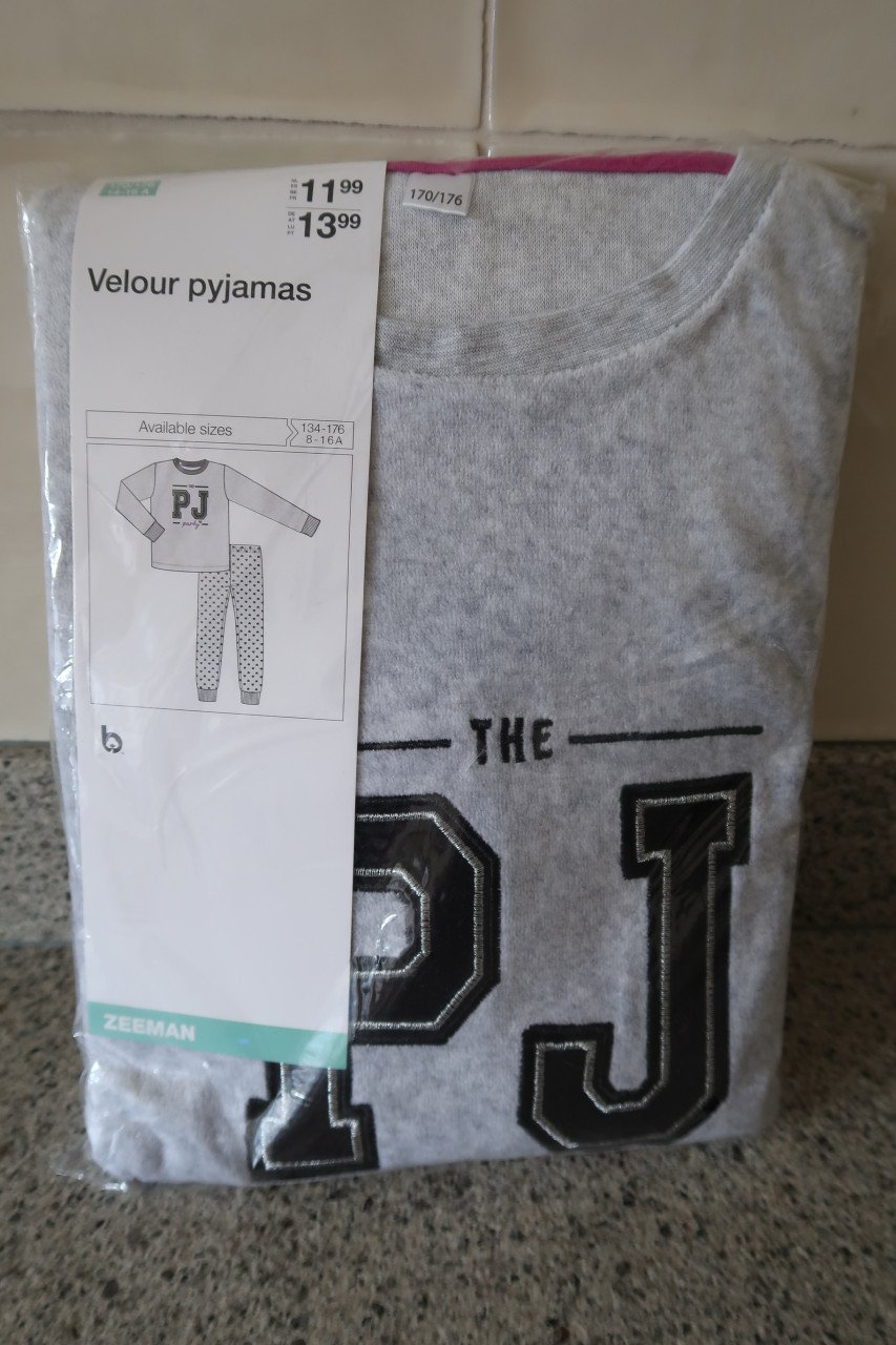Velour pyama, maat 170/176, kleur grijs met zwarte hartjes op de broek.