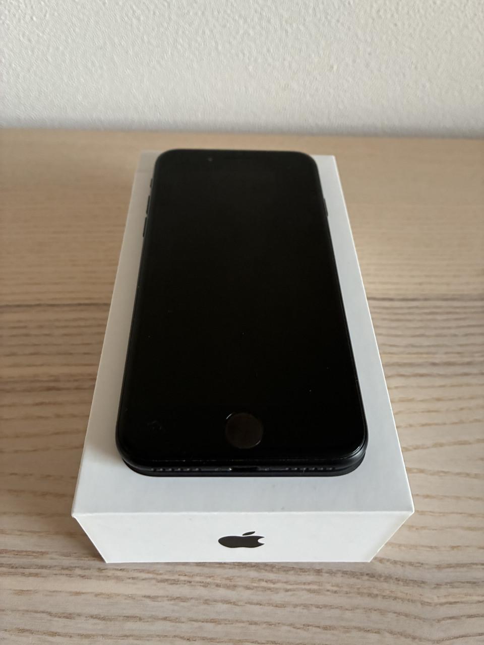 IPhone SE (2020). 128 GB.