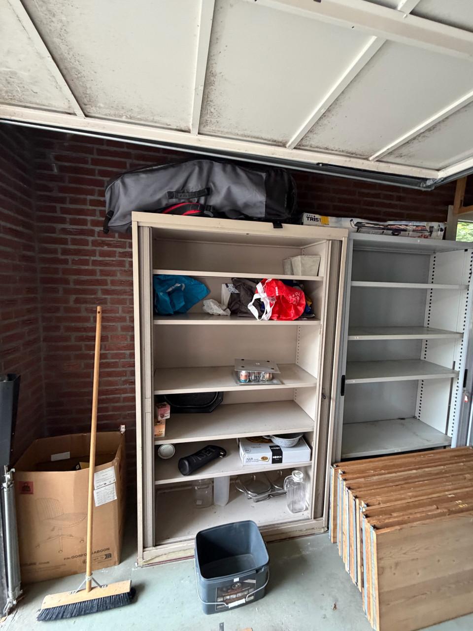 Te koop: metalen schuifdeur kasten.