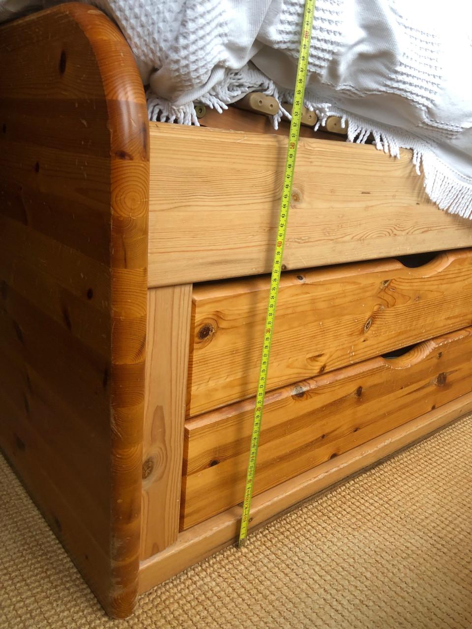 Massief Houten bed met opberglades, 160 maal 200 cm!