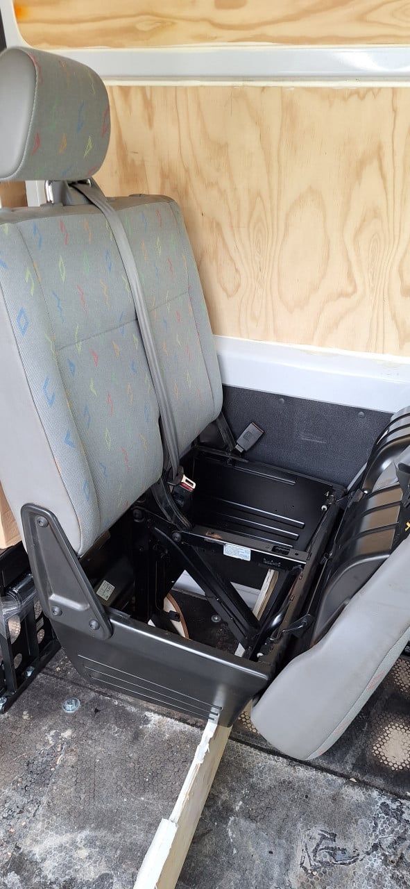Tweezits bijrijdersbank voor een Volkswagen Transporter T5.