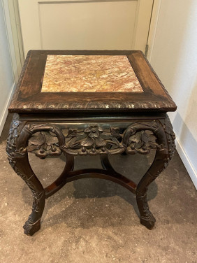 Oude Aziatische tafel met marmeren blad