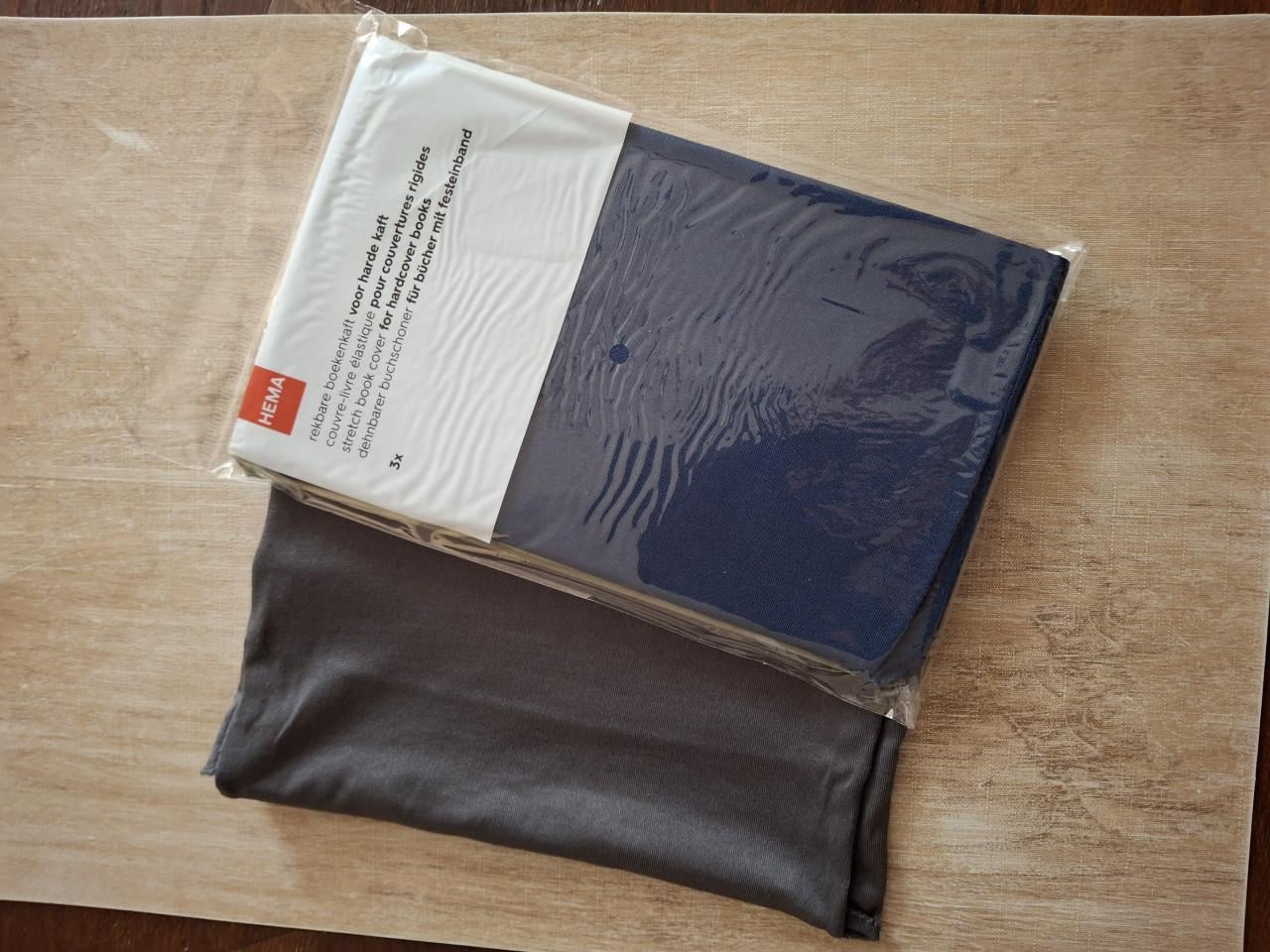 3 stuks  nieuwe rekbare/wasbare boekenkaften van de hema