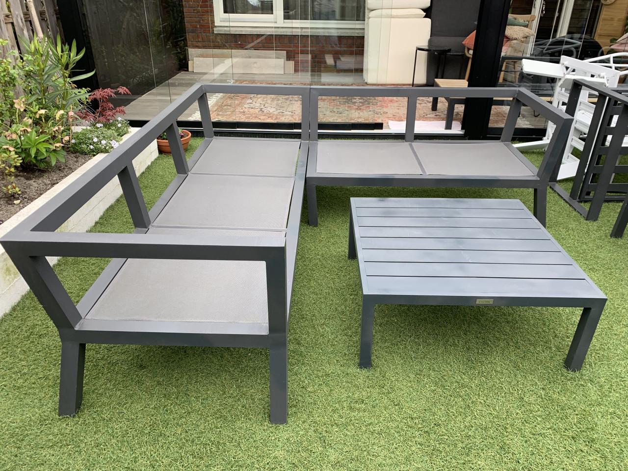 Alminium loungset met schone kussens, set in orde, plus tafel.