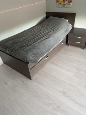 1 persoonsbed + nachtkastje