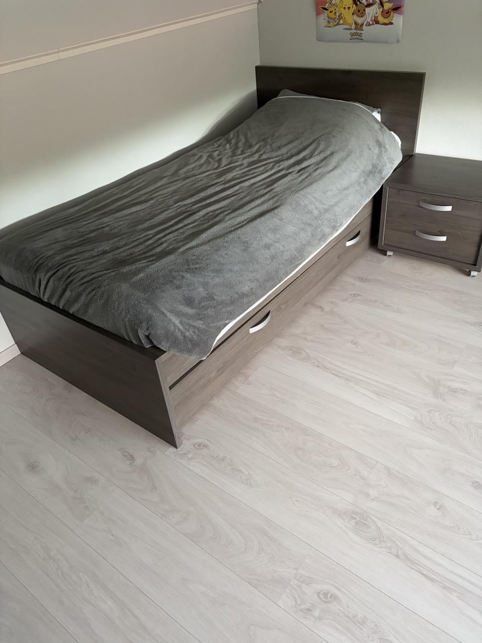 1 persoonsbed + nachtkastje