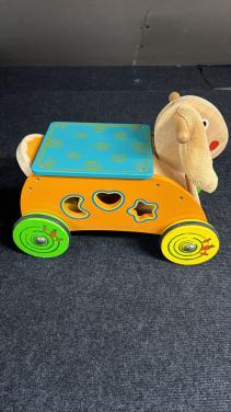 Houten loopwagen