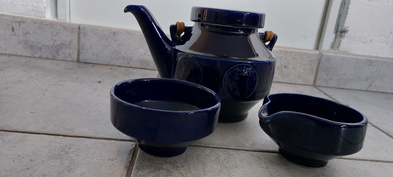 Decoratie kobaltblauwe theeset Van Nelle