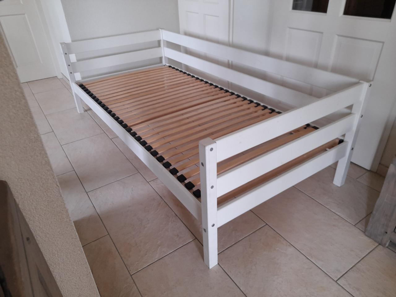 1 Persoons bed 90 x 200 (in goede staat )