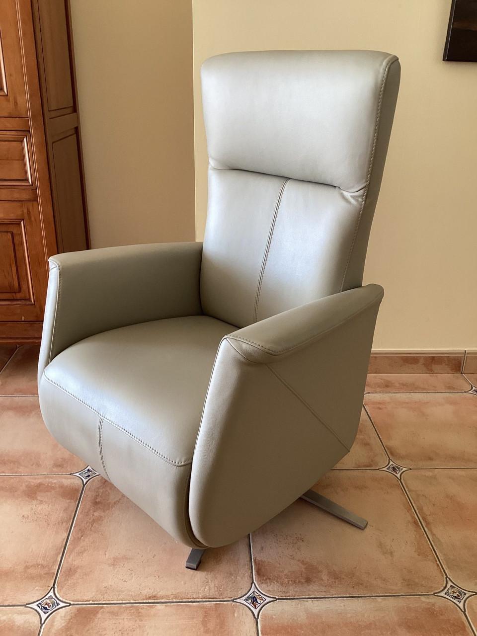 Prominent fauteuil sta op stoel ZGAN