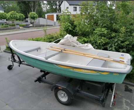 Polyester boot met trailer en motor