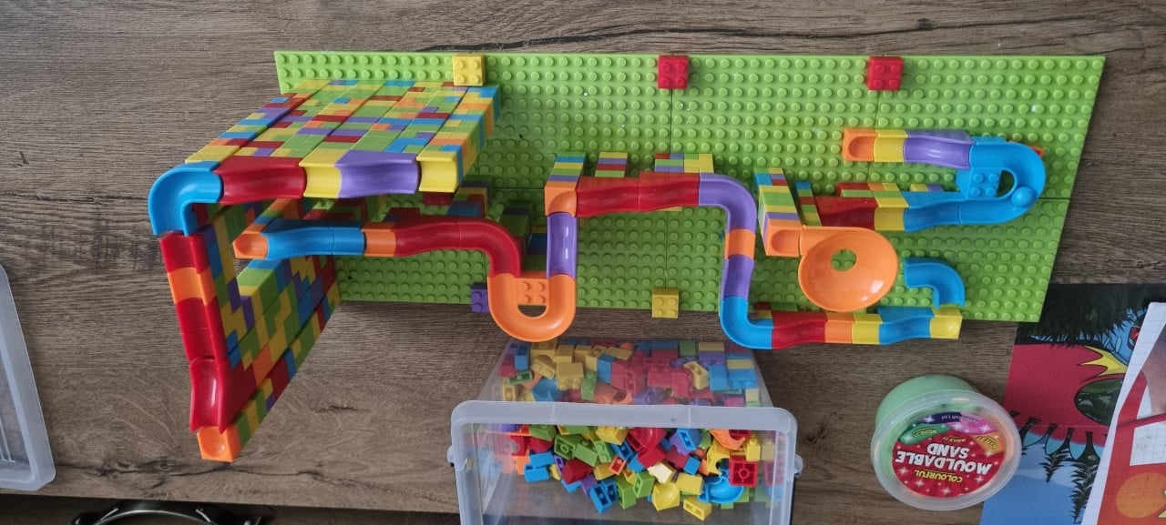 Knikkerbaan te combineren met lego.