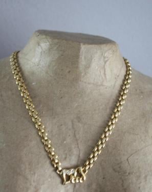 Goudkleurige ketting met tussenstuk met steentjes