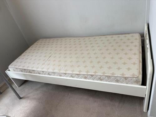 Eenpersoonsbed met schone matras