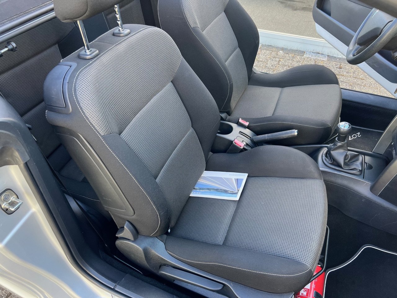 Puntgave Peugeot 207 Cabrio uit 2012 met slechts 100.500 km