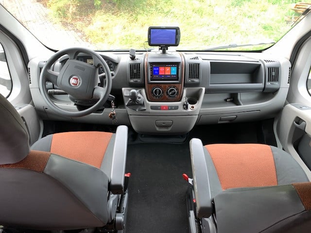 Hele mooie en frisse half integraal Fiat Ducato-McLouis P700 camper