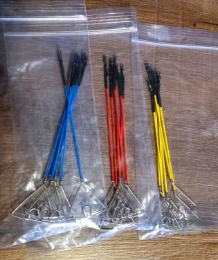 Delta afhouders in verschillende lengte en kleuren .