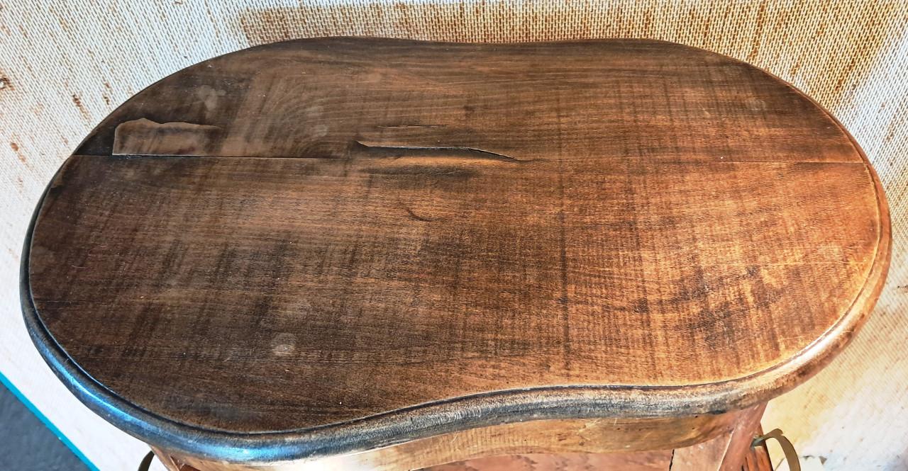 Bijzonder antiek bijzet tafeltje met een verstopt bidetje.