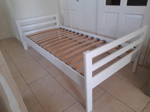 1 Persoonsbed 90 x 200 (in goede staat )