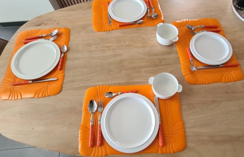 Camping borden Mepal wit, bestek oranje en placemats