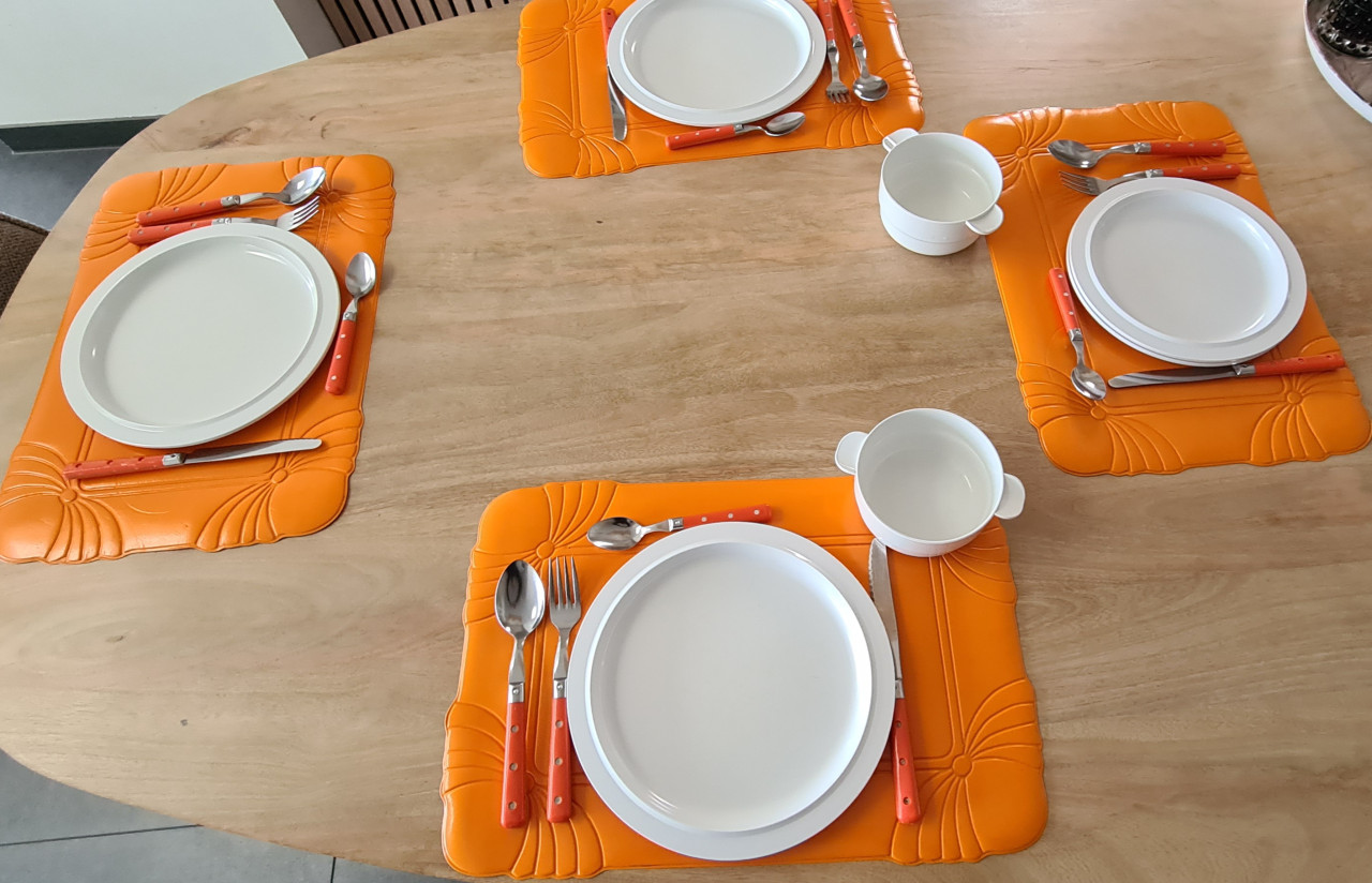Camping borden Mepal wit, bestek oranje en placemats