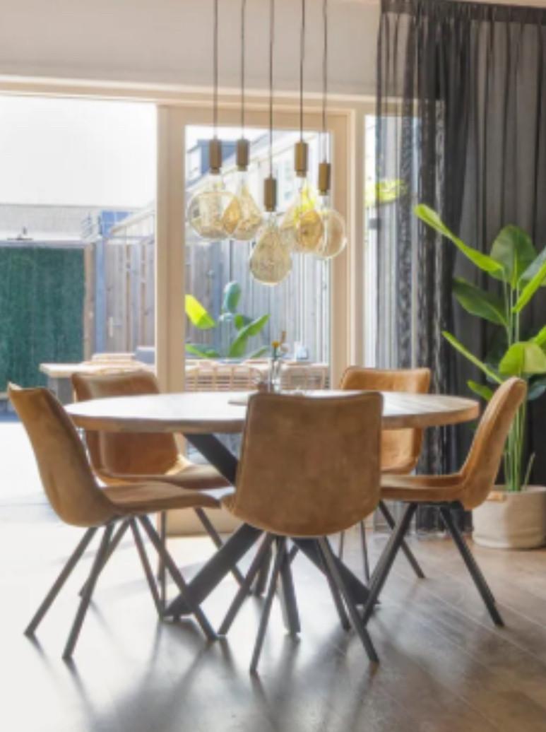 Ronde Mangohouten Tafel (150 cm) + 8 Velours Cognac Eetkamerstoelen