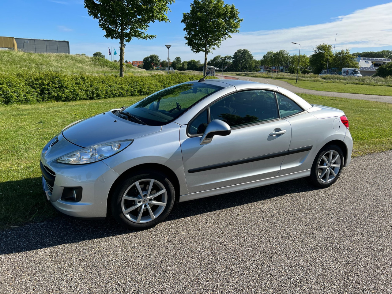 Puntgave Peugeot 207 Cabrio uit 2012 met slechts 100.500 km