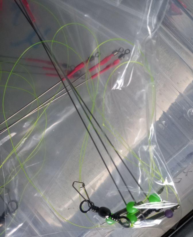 Nog onderlijnen met verenstaal afhouders en lumi kraaltjes .