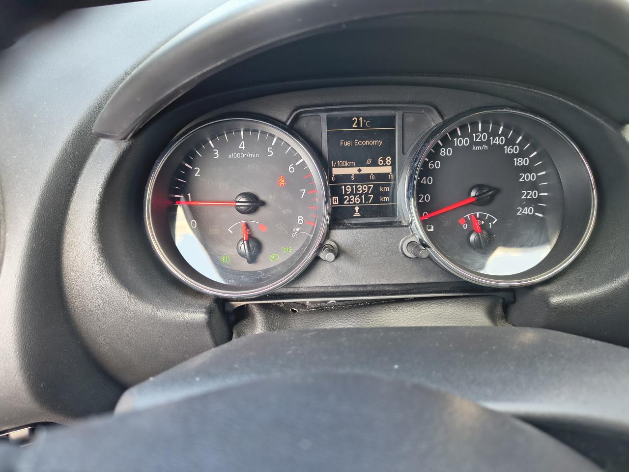 Nissan Qashqai cherry rood.