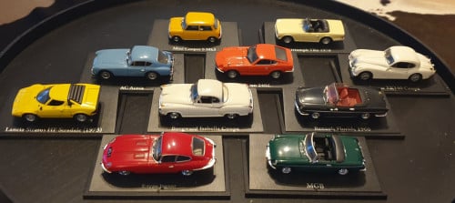 10 aantal verschillende merken modelautootjes schaal 1:43