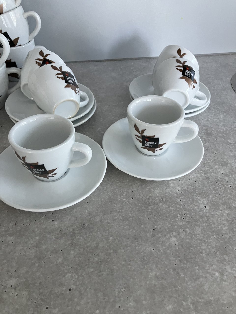 Te koop grote en kleine kop en schotels in goede staat